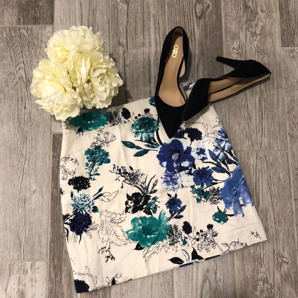 Gorgeous floral mini work skirt.